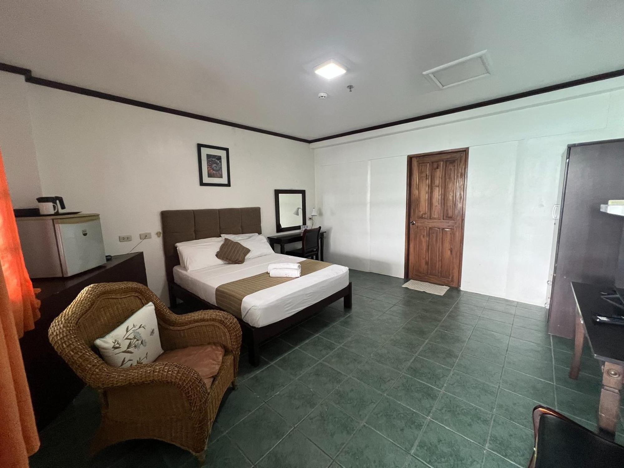 Subiza Beach Resort Olongapo Exterior photo